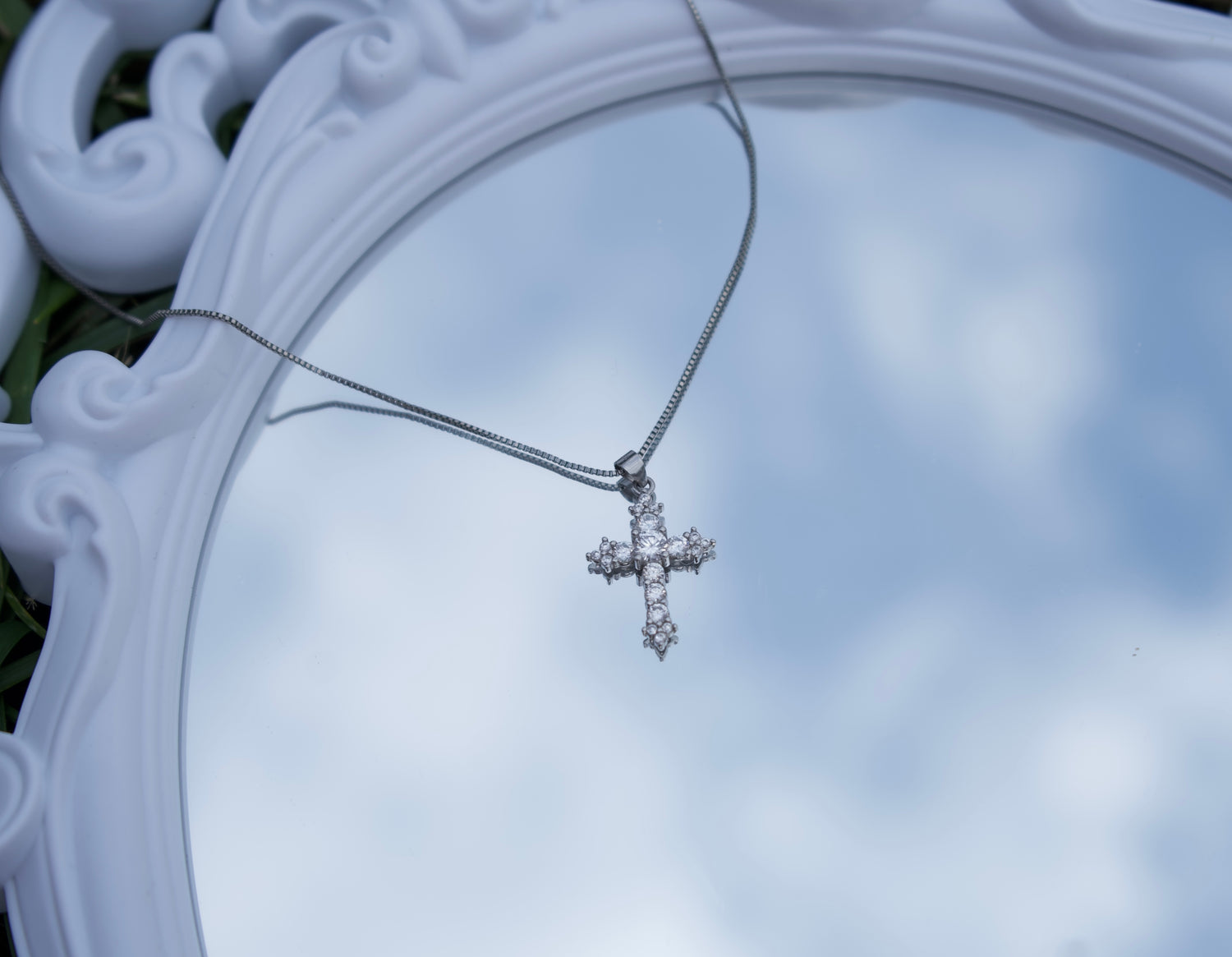 GRACE CROSS NECKLACE SILVER